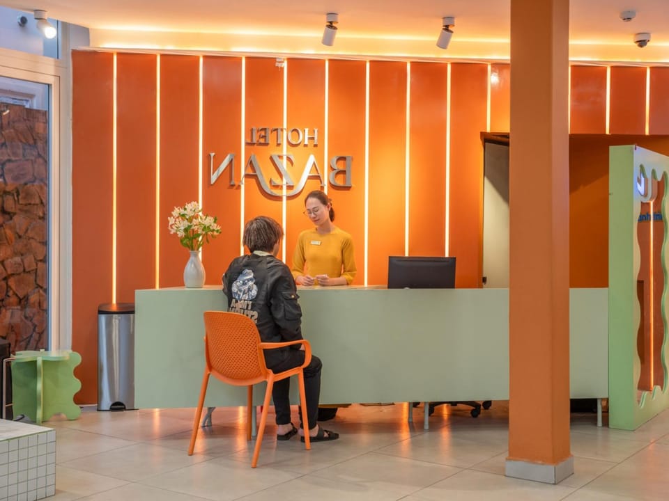 Communal lounge/ TV room, People, Lobby or reception, Communal kitchen, group of guests, stove, kitchen