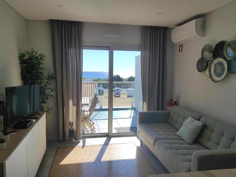 Areias 2 Beach House Apartment in Monte Gordo
