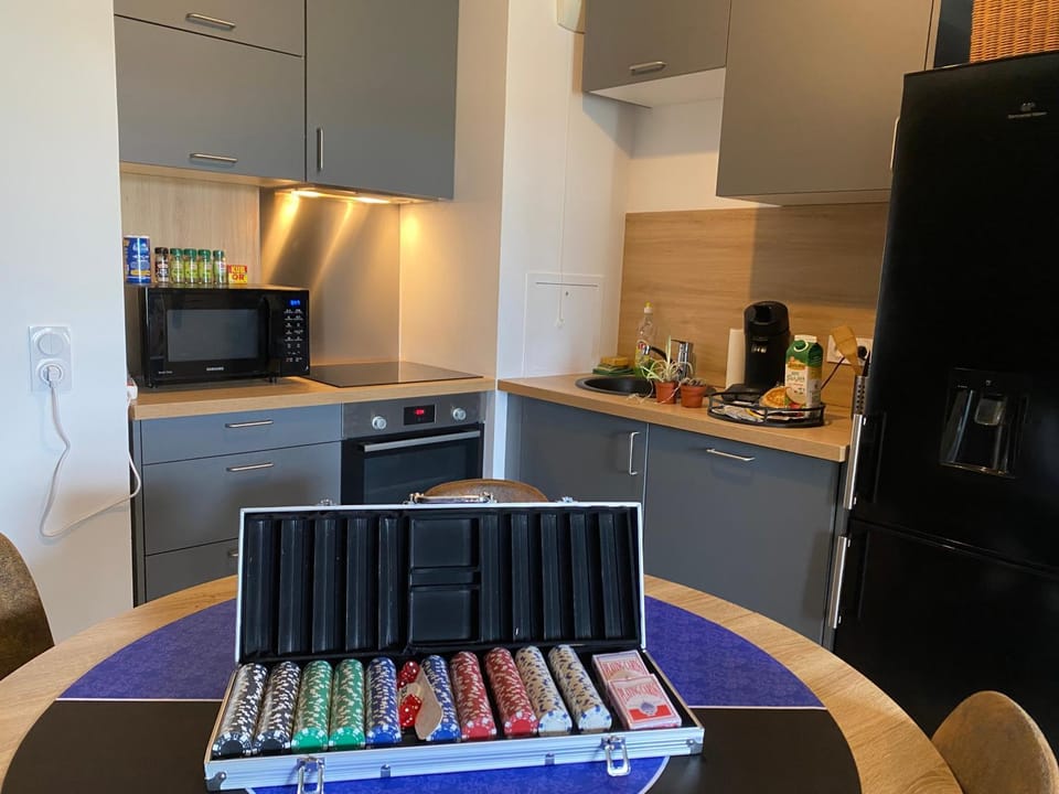 Kitchen or kitchenette, oven