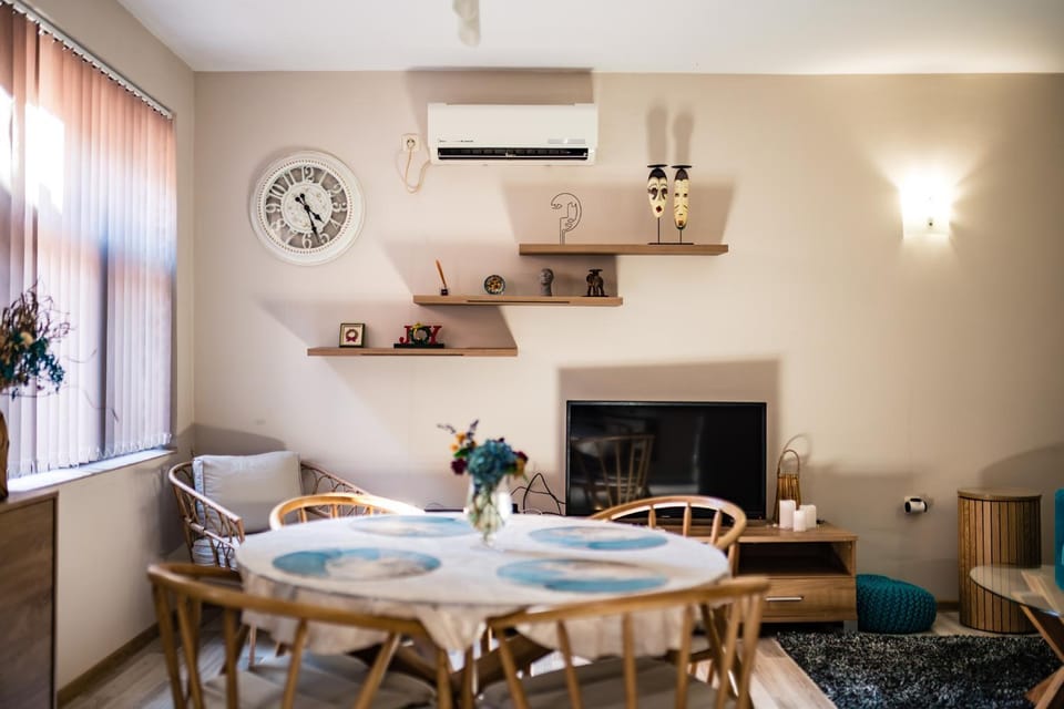 Living room, Seating area, Dining area, air conditioner