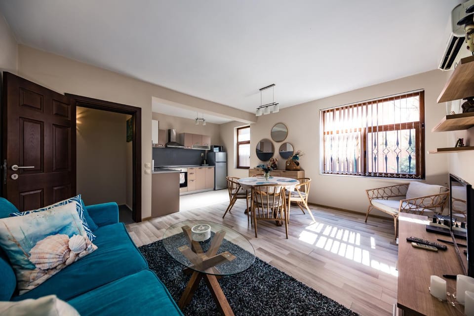 TV and multimedia, Kitchen or kitchenette, Living room, Seating area, Dining area