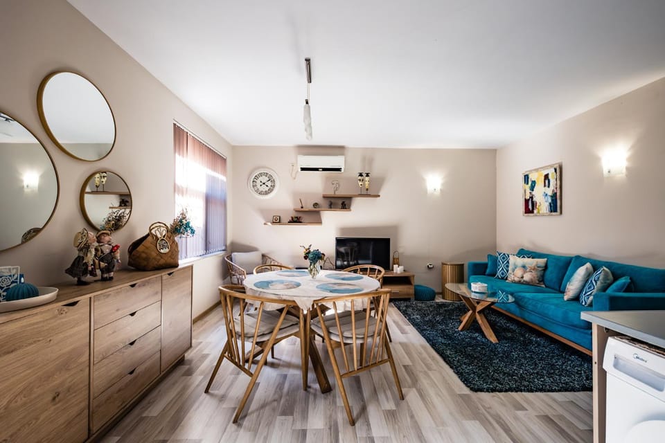 Living room, Seating area, Dining area