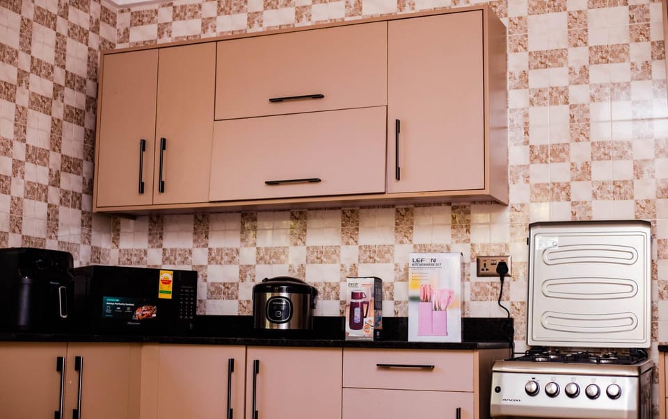 Coffee/tea facilities, Kitchen or kitchenette, oven, stove
