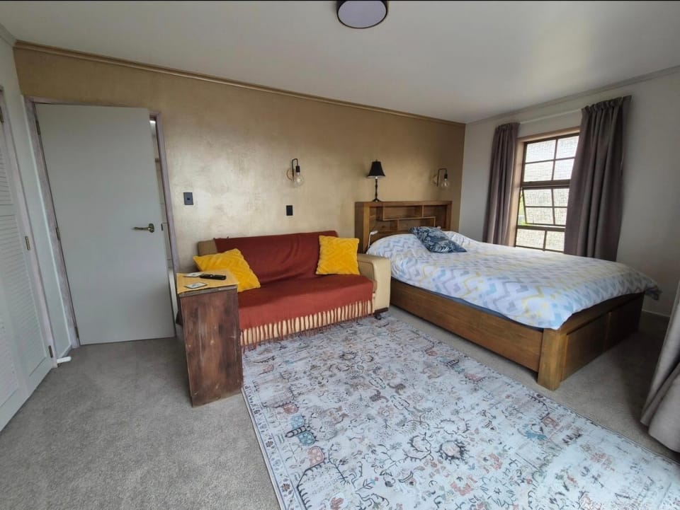own entrance, own bathroom, private, quiet, great Lake views Bed and Breakfast in Taupo