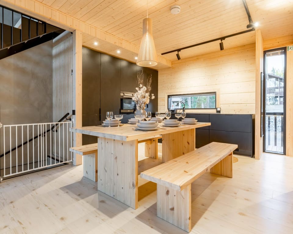Kitchen or kitchenette, Seating area, Dining area