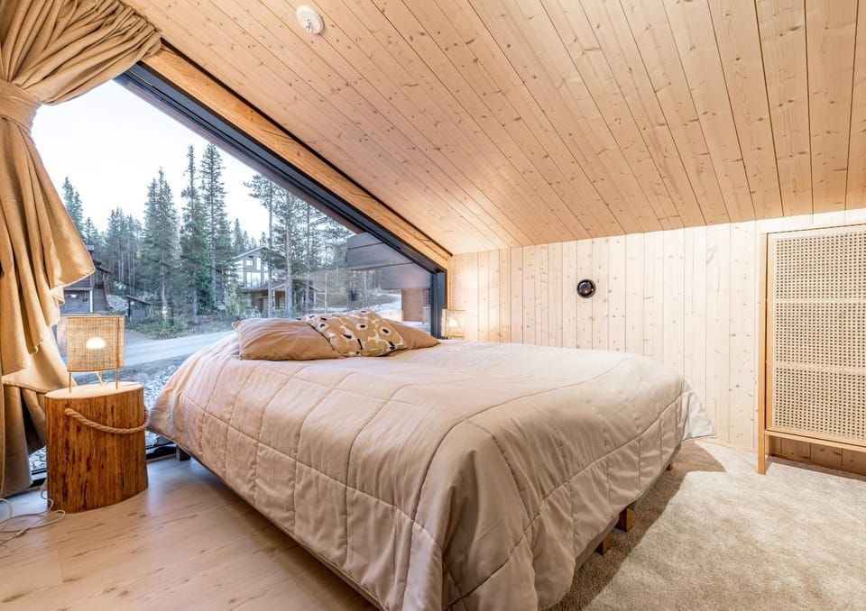Bed, Natural landscape, Photo of the whole room, Bedroom
