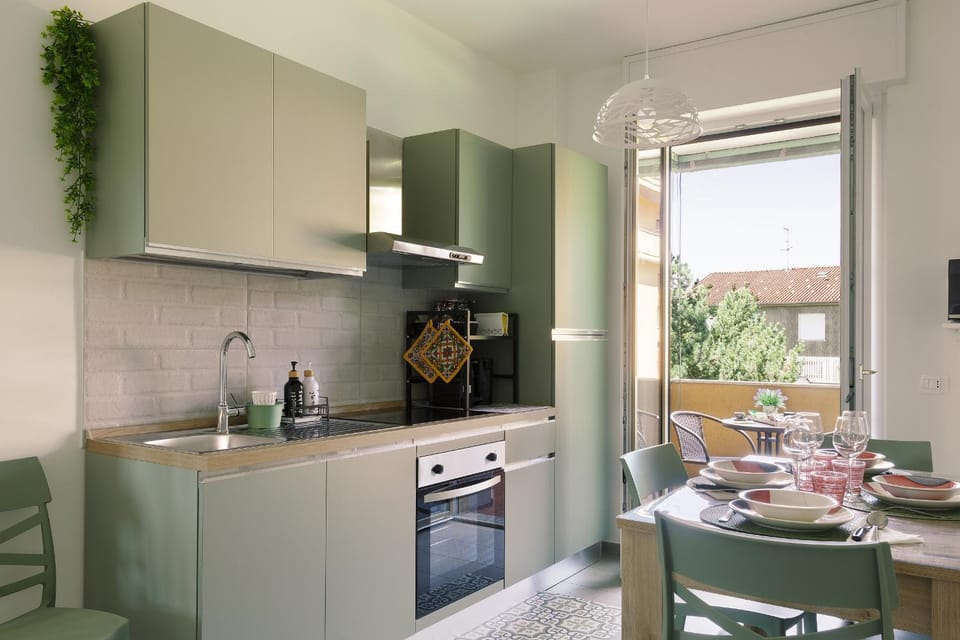 Coffee/tea facilities, Kitchen or kitchenette, Living room, Seating area, Dining area, minibar, oven, stove
