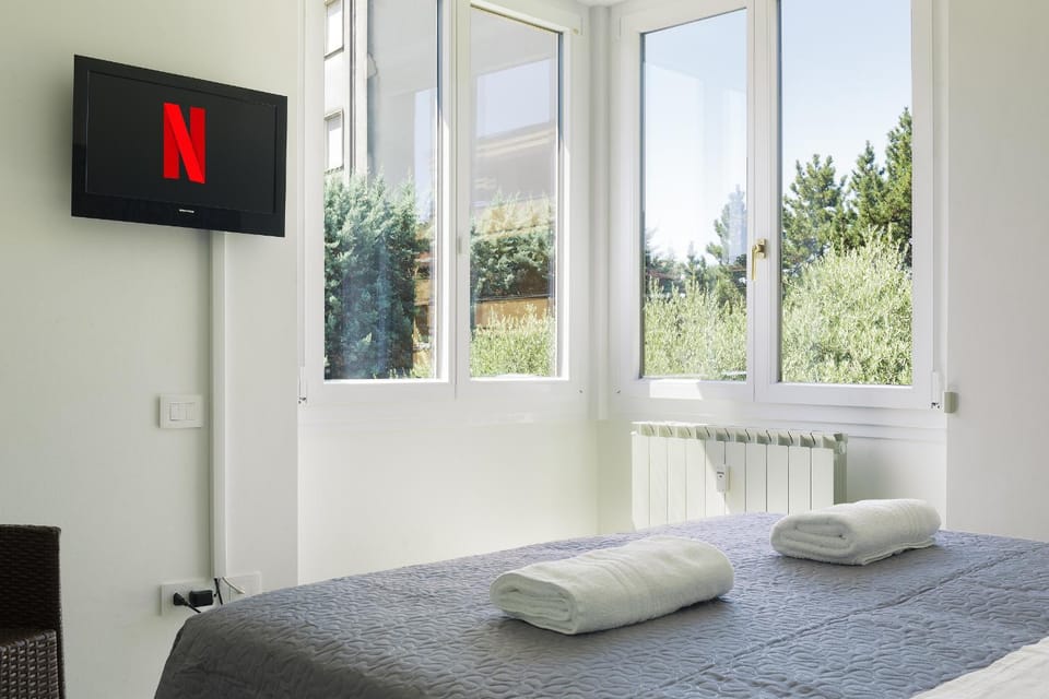 Bed, TV and multimedia, Photo of the whole room, Bedroom, towels
