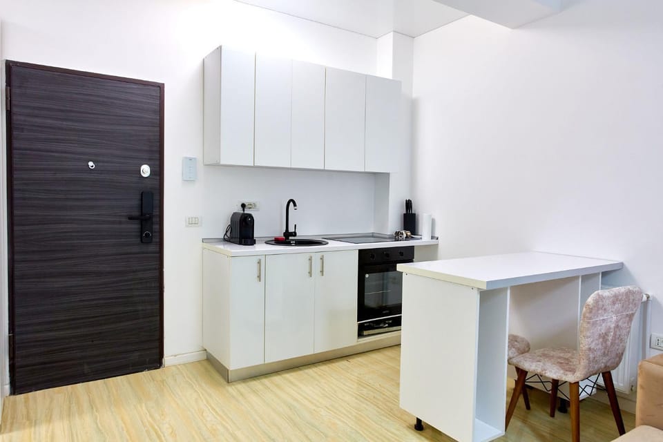 Kitchen or kitchenette, Seating area, Dining area, oven