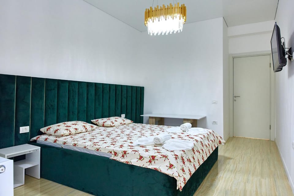 Bed, TV and multimedia, Decorative detail, Bedroom