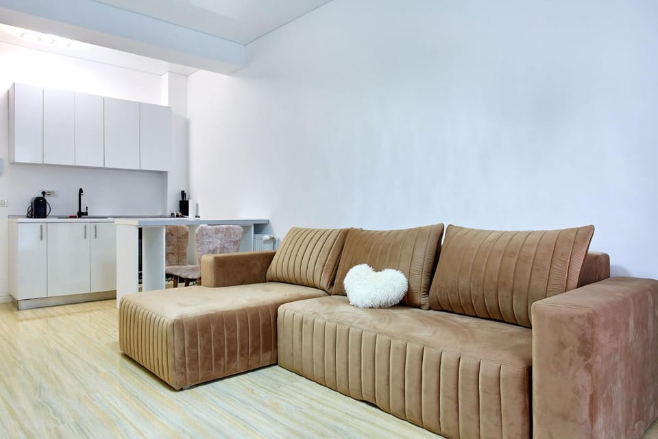 Kitchen or kitchenette, Living room, Seating area, Dining area