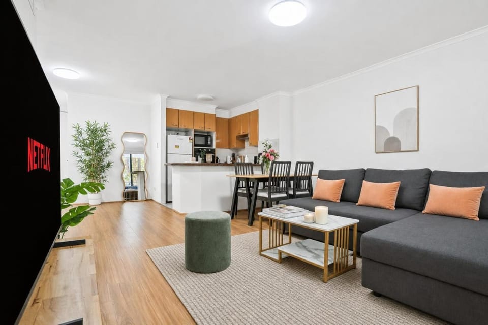 Communal lounge/ TV room, TV and multimedia, Kitchen or kitchenette, Living room, Photo of the whole room, Seating area, Dining area, Evening entertainment, microwave