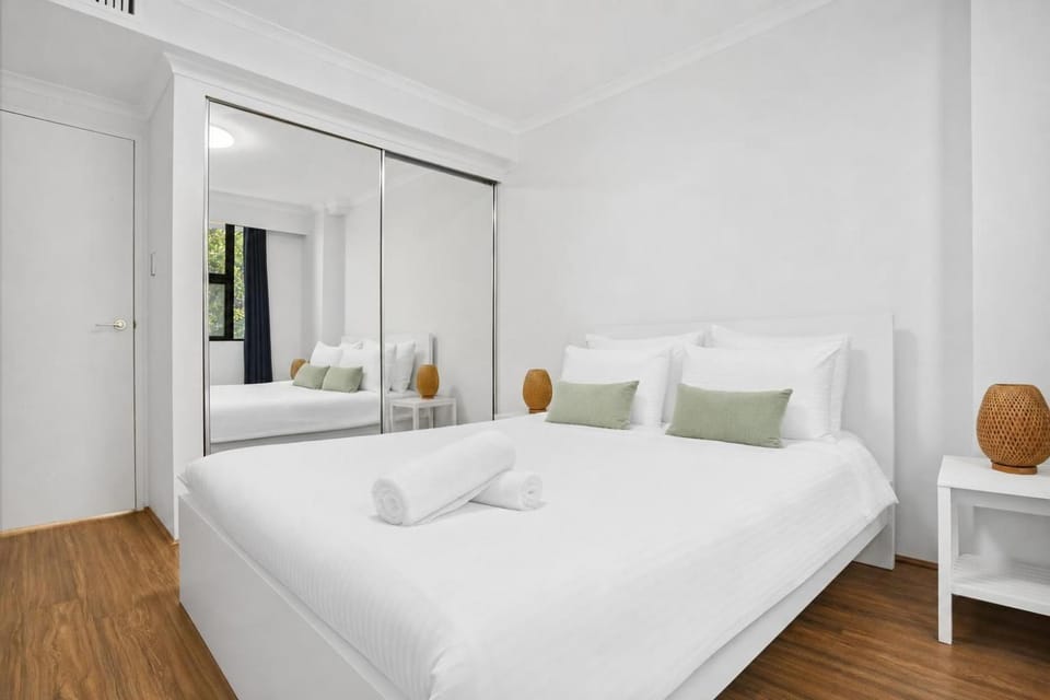 Bed, Bedroom, towels