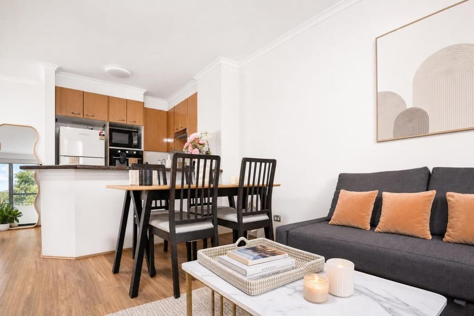 Kitchen or kitchenette, Living room, Photo of the whole room, Seating area, Dining area, microwave