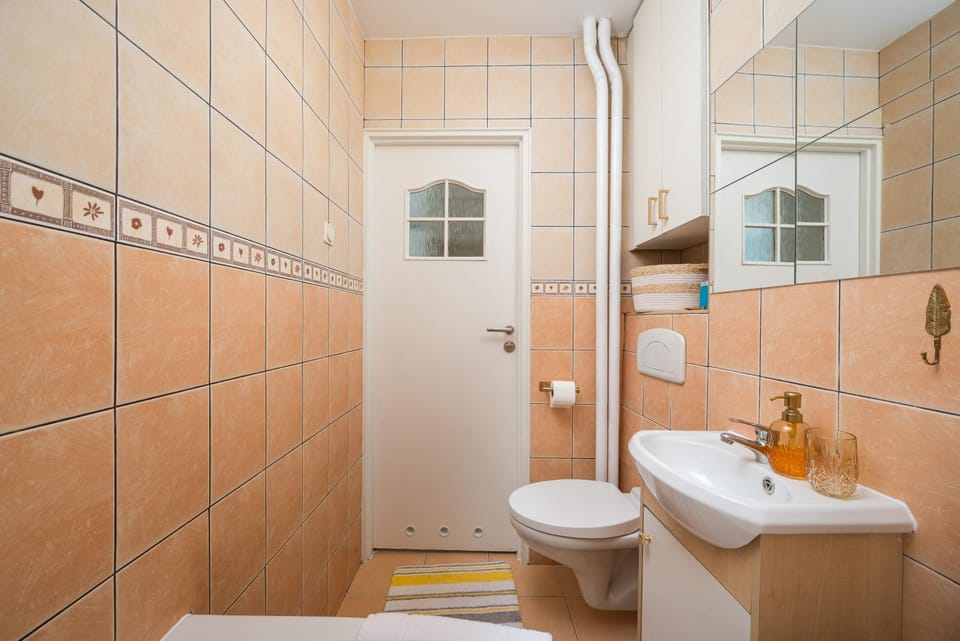 Toilet, Bathroom, towels