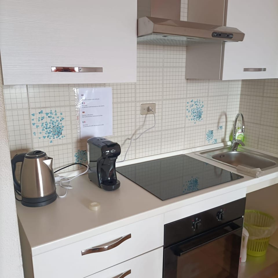 Coffee/tea facilities, Kitchen or kitchenette, stove