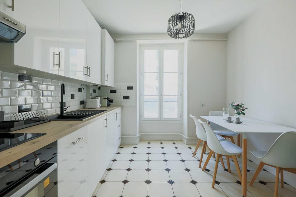 Kitchen or kitchenette, Dining area