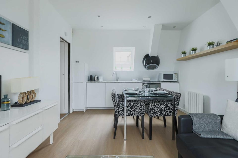 Kitchen or kitchenette, Dining area