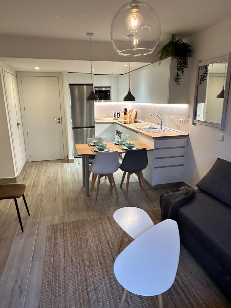 Kitchen or kitchenette, Photo of the whole room, Dining area