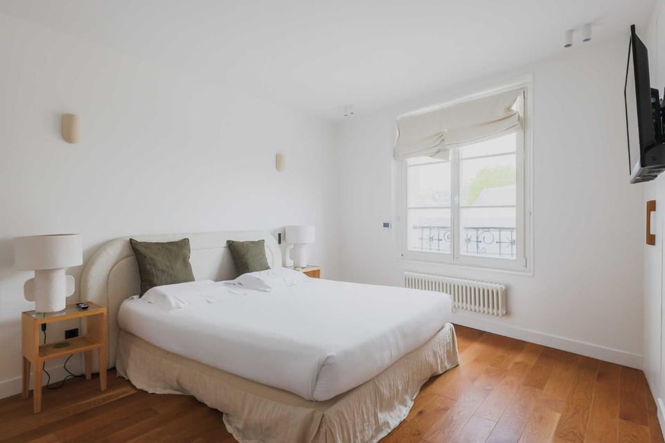 Bed, TV and multimedia, Bedroom