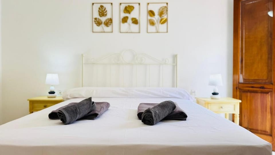 Bed, Bedroom, towels