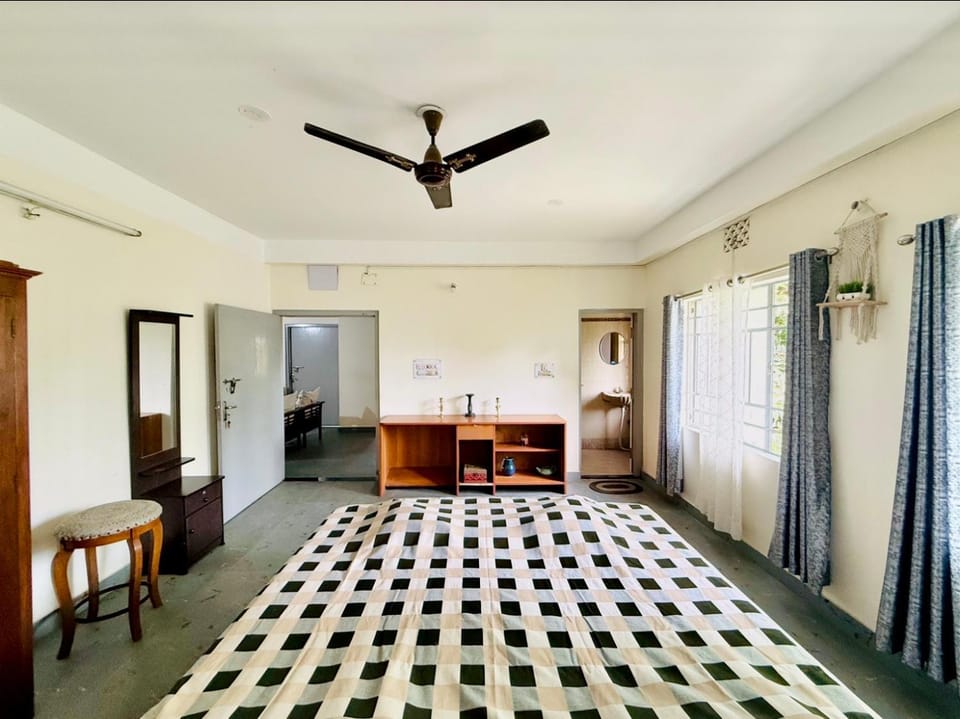 Bed, Photo of the whole room, Bedroom, wardrobe, air conditioner