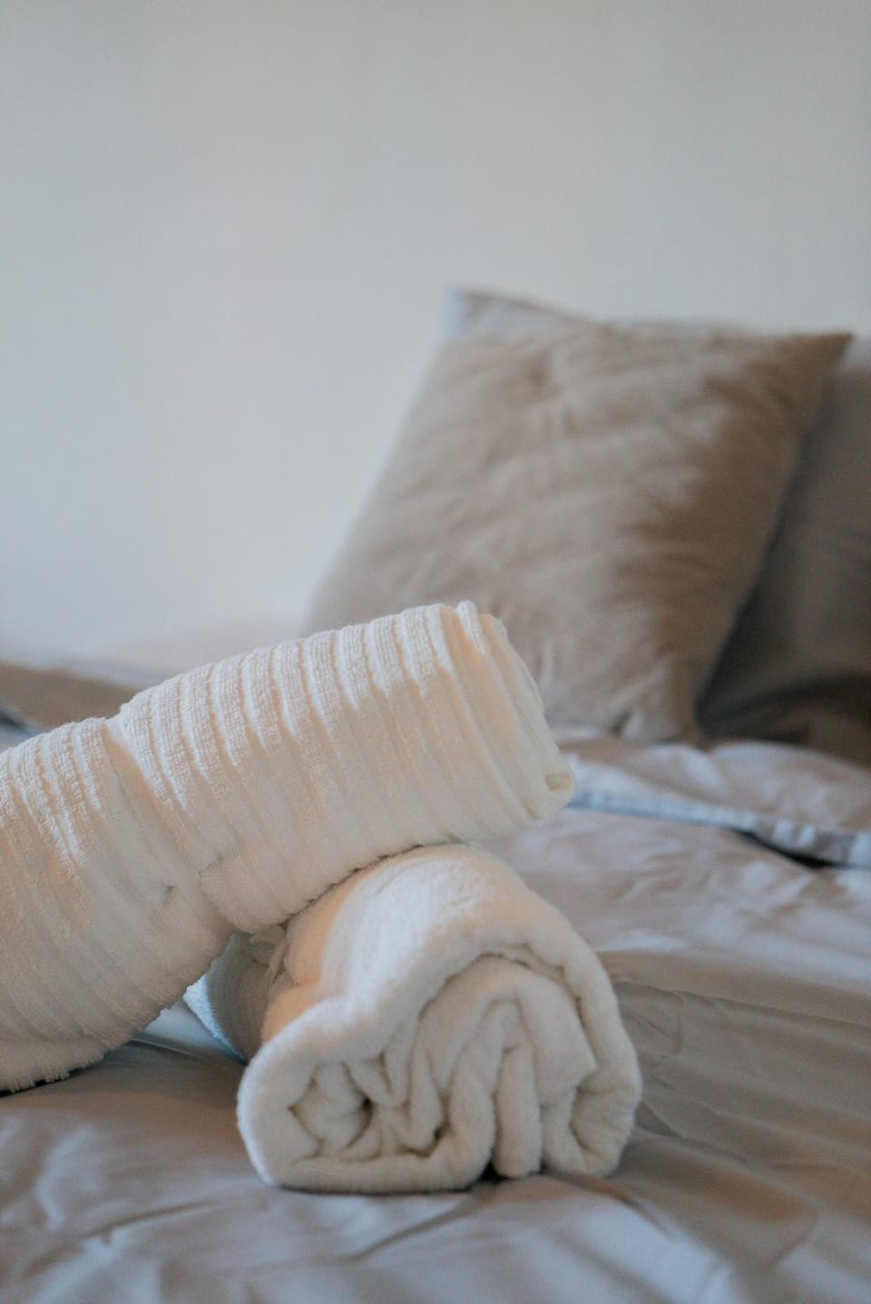 Bed, towels