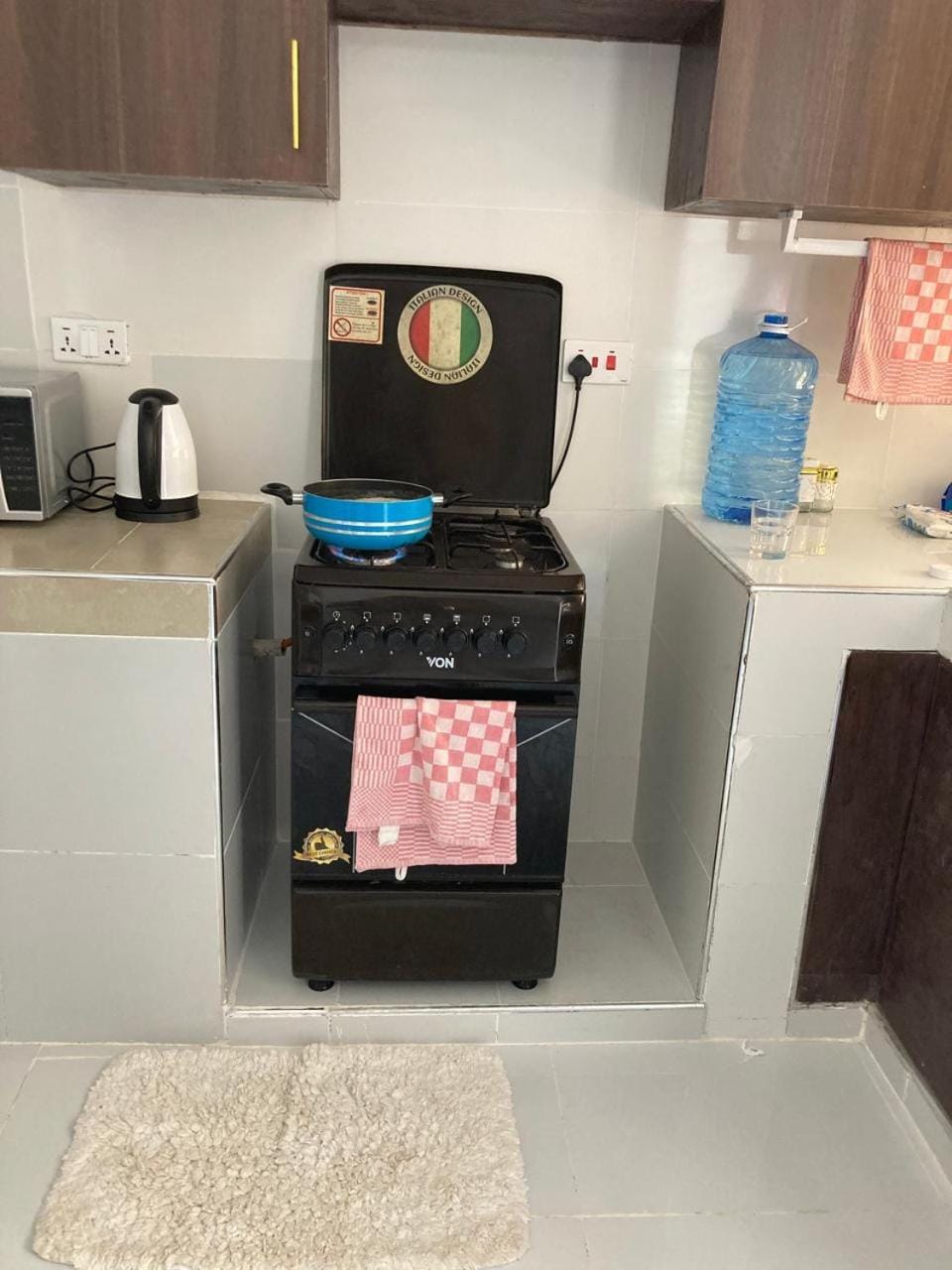 Coffee/tea facilities, Kitchen or kitchenette, stove