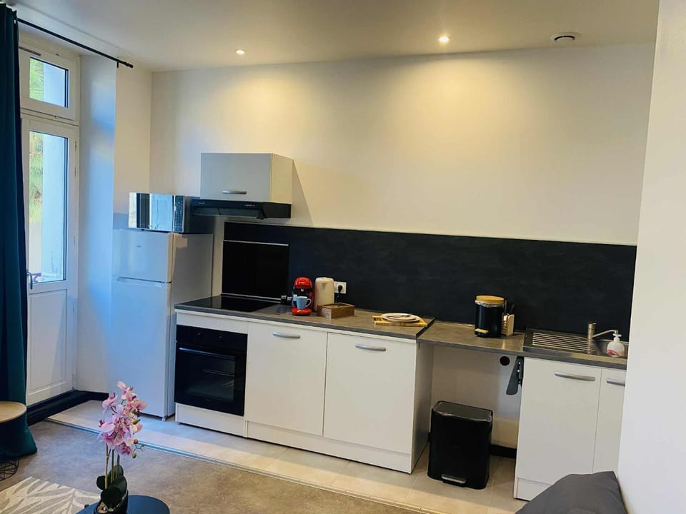 Kitchen or kitchenette, oven, stove