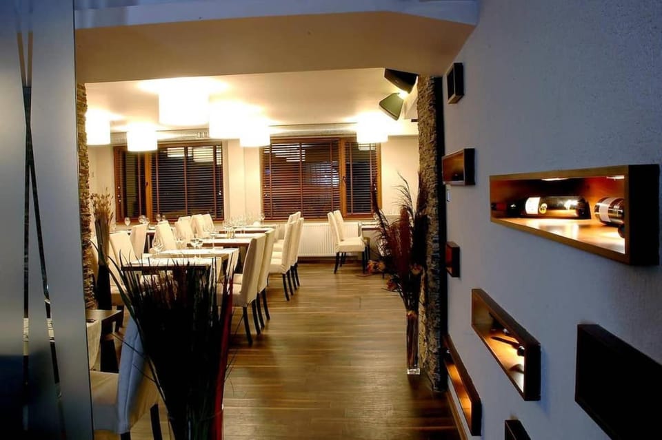 Restaurant/places to eat, Banquet/Function facilities, Seating area