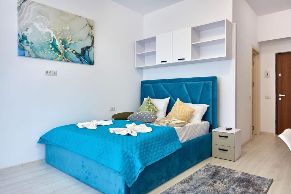 Bed, Photo of the whole room, Seating area, towels