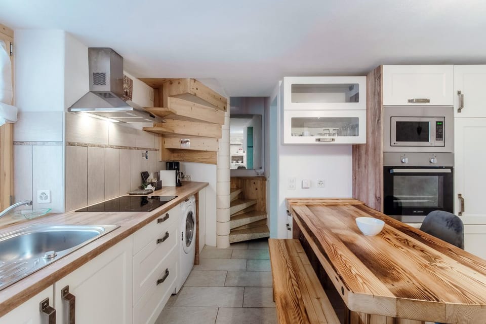 Kitchen or kitchenette, Dining area