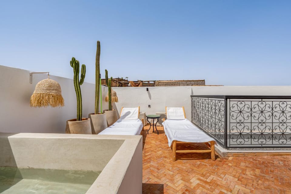 View (from property/room), Balcony/Terrace, Seating area, Swimming pool, sunbed