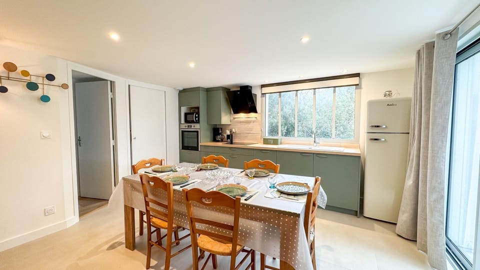 Living room, Seating area, Dining area, oven, pet friendly, stove