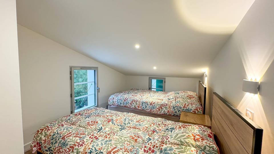 Bed, Photo of the whole room, Bedroom