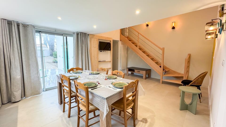 TV and multimedia, Kitchen or kitchenette, Living room, Seating area, Dining area