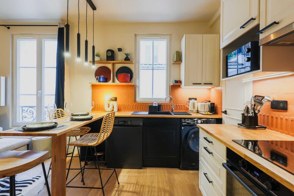 Kitchen or kitchenette, Dining area
