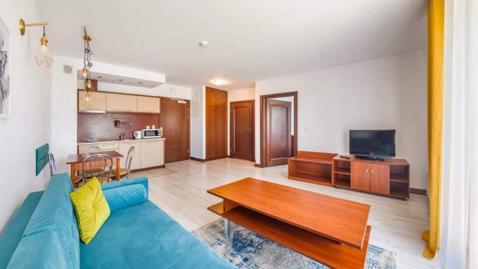 Bed, TV and multimedia, Kitchen or kitchenette, Living room, Photo of the whole room, Seating area, Dining area, microwave