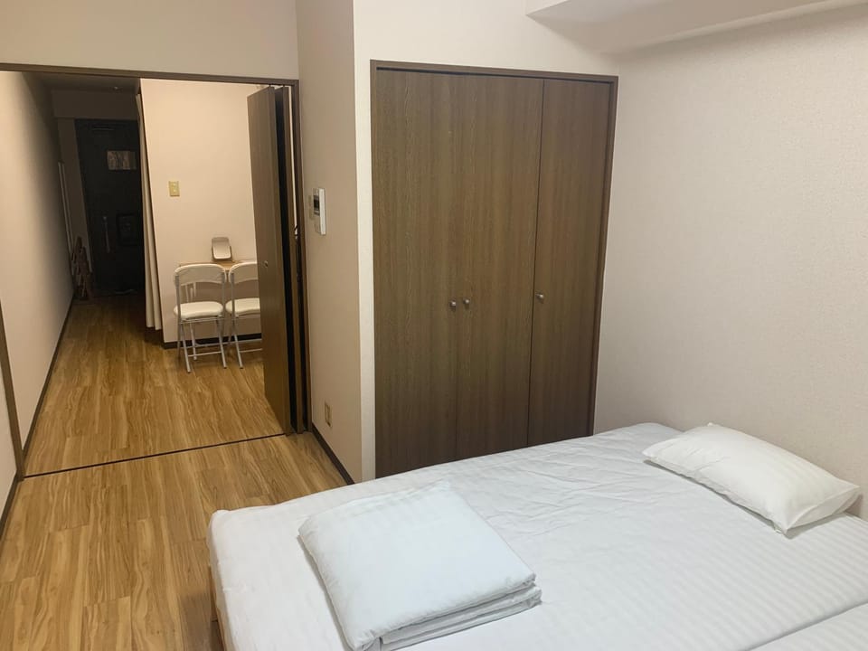 Photo of the whole room, Bedroom
