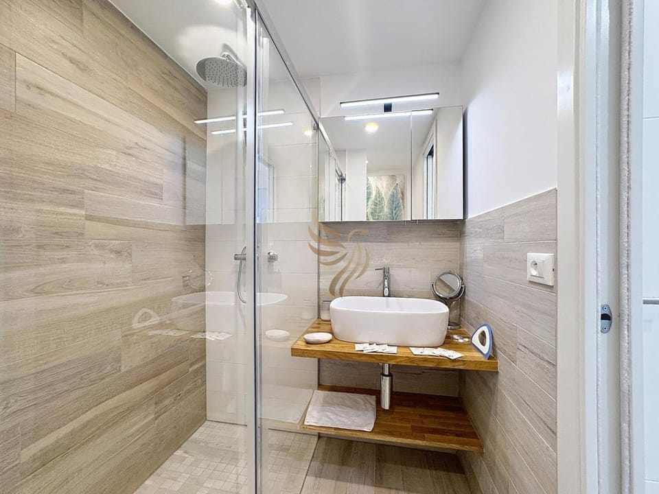 Serenity Getaway–4 people–WiFi–Terrace–Garage Apartment in Saint-Raphael