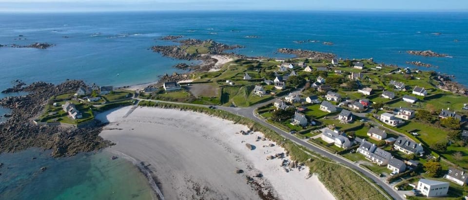 Maison les pieds dans l'eau avec vue mer et accès plage House in Kerlouan