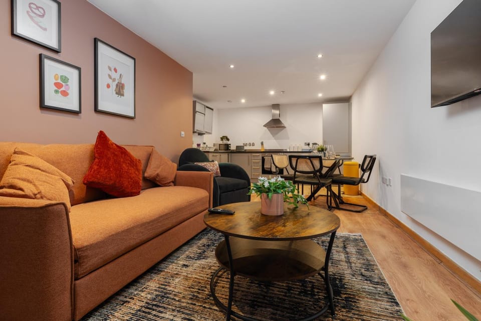 Communal lounge/ TV room, TV and multimedia, Living room, Seating area, Dining area, Evening entertainment
