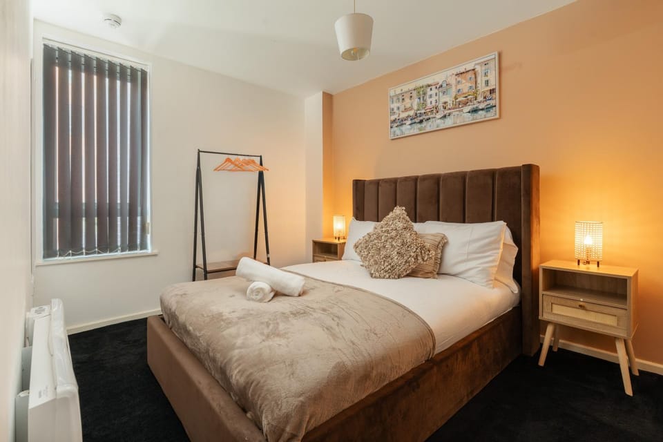 Bed, Decorative detail, Bedroom, internet, towels, wardrobe