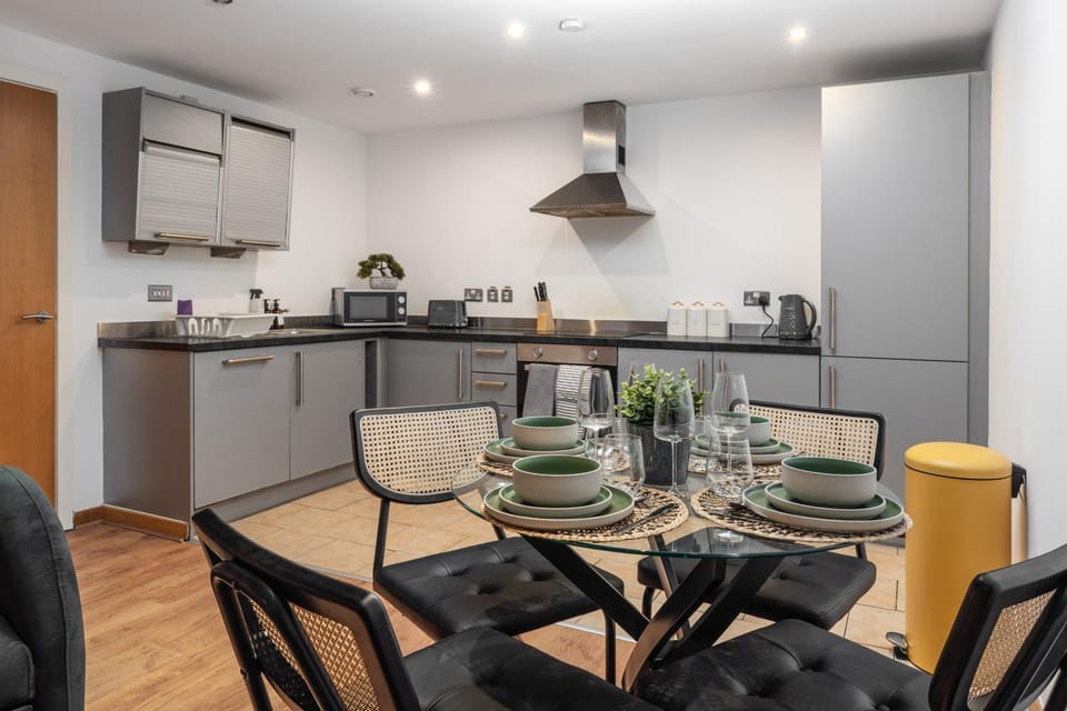 Kitchen or kitchenette, Living room, Seating area, Dining area, Dinner, stove, toaster, kitchen