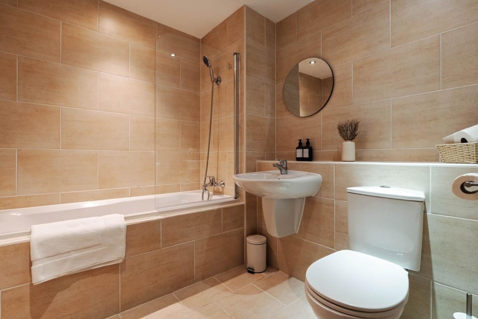 Shower, Toilet, Bathroom, Bath, towels