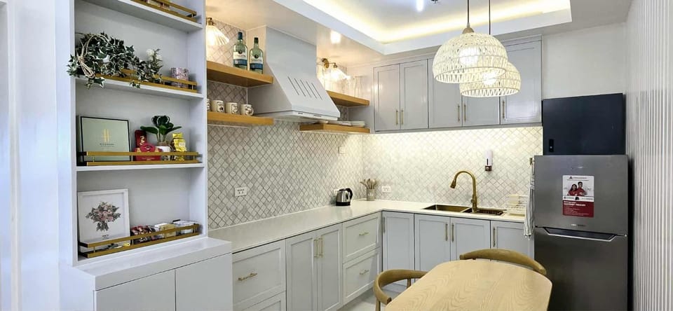 Kitchen or kitchenette, minibar, oven, stove