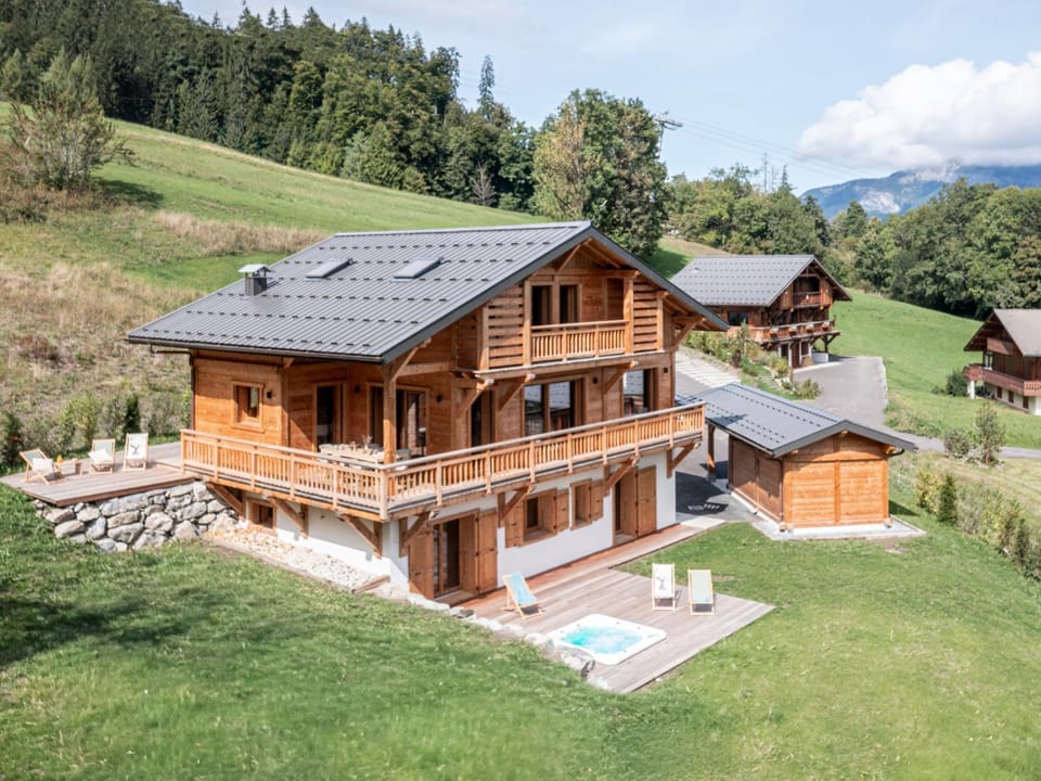 Property building, Day, Natural landscape, Garden, Hot Tub, Balcony/Terrace, Garden view, Mountain view, Parking