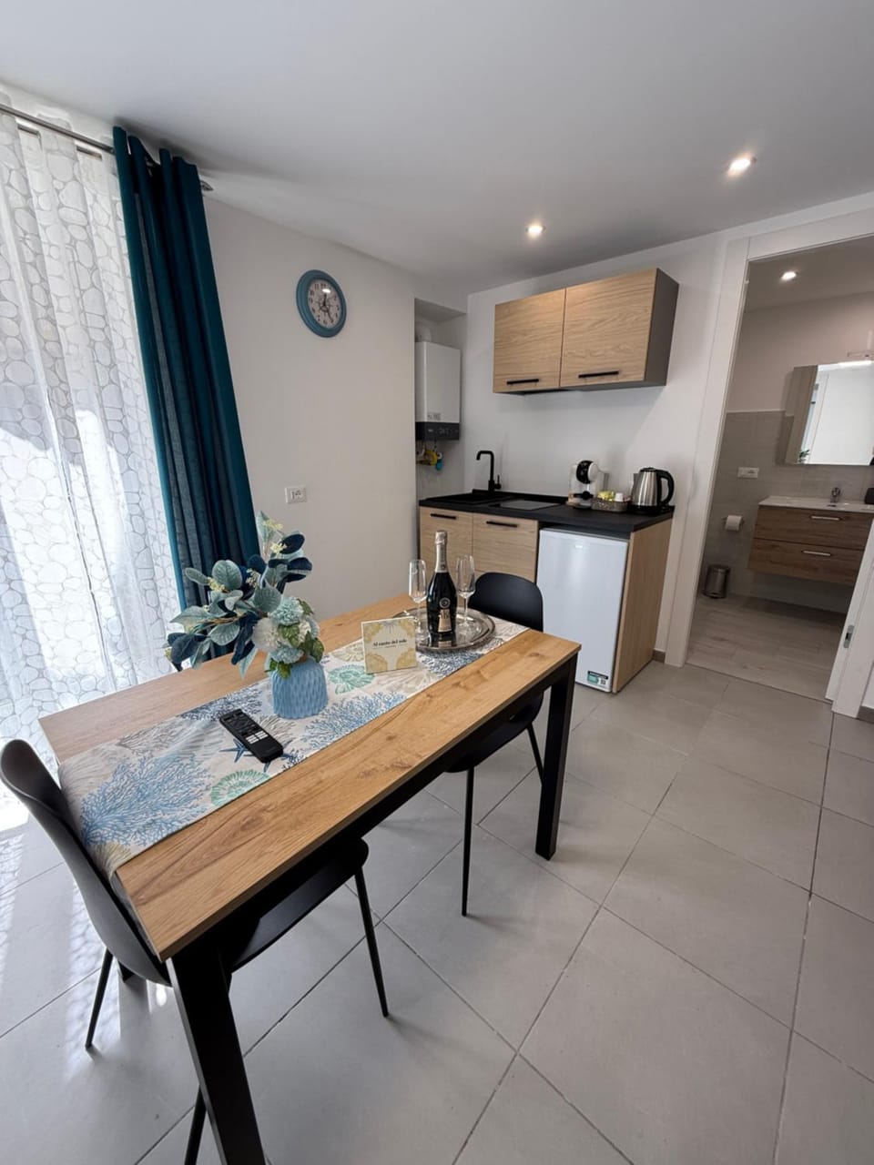 Kitchen or kitchenette, Dining area, stove