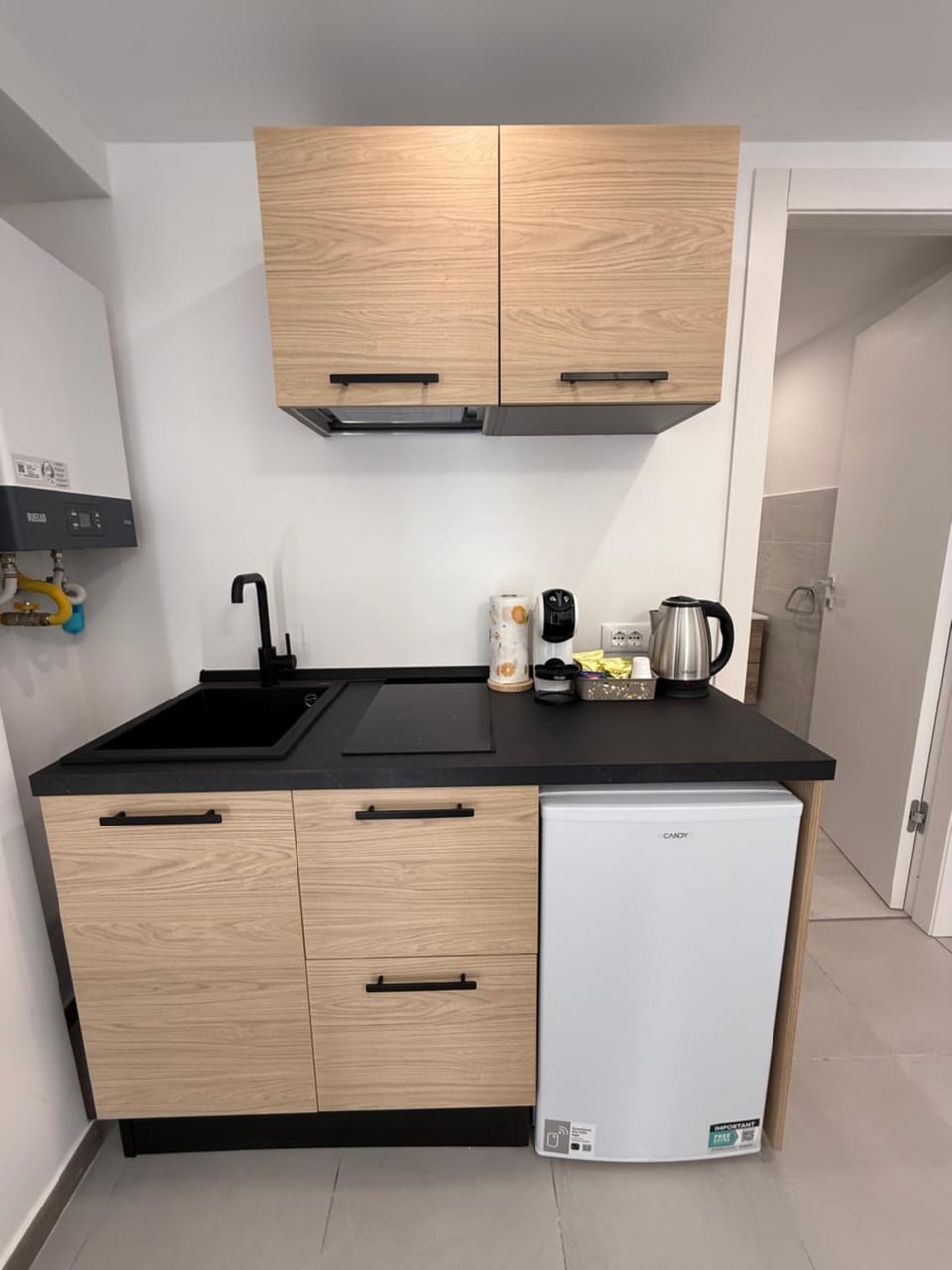 Coffee/tea facilities, Kitchen or kitchenette, stove