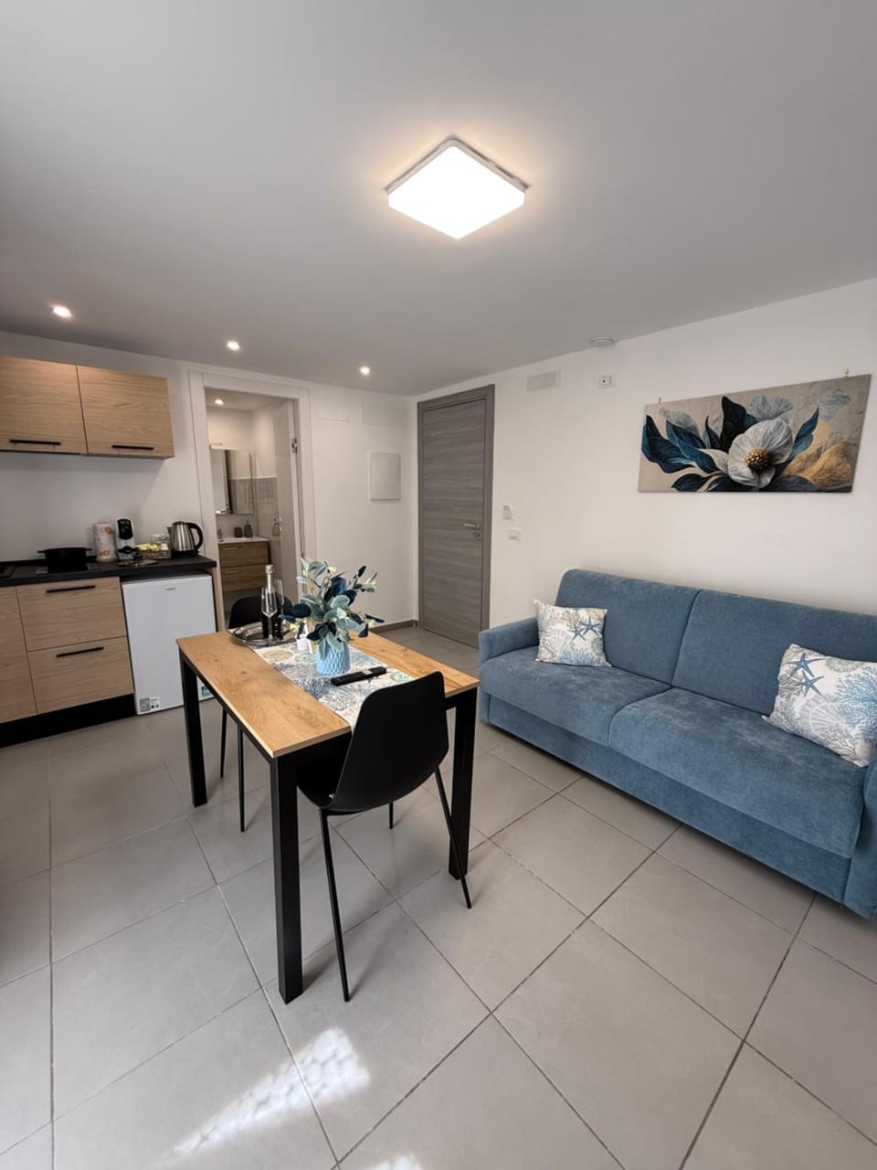 Kitchen or kitchenette, Living room, Seating area, Dining area, stove